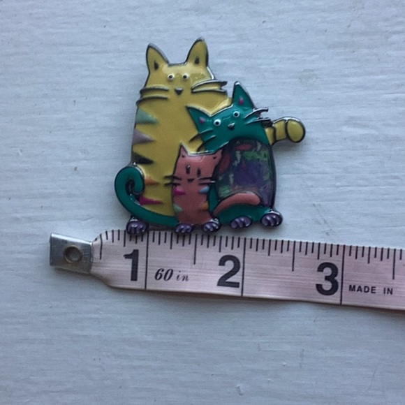 Brooch with three kittie cats  amazing colors - Picture 2 of 4